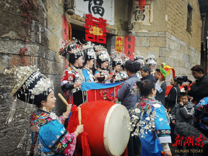 璀璨土家苗寨@湖南日报深度k8凯发一触即发湘西银饰(图3)