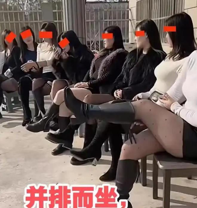 花枝招展像在选美村民吐槽：不正经凯发K8河南多名女子聚会打扮得(图2)
