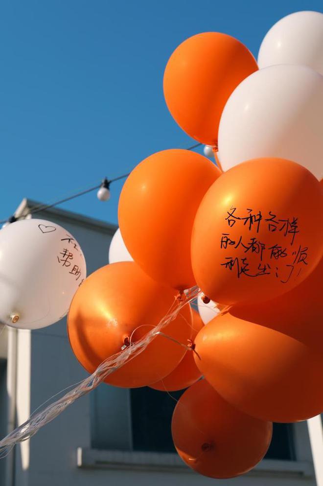 碍主题快闪展览亮相几小时吸引数百名观众参与凯发k8一触即发“不藏了！”上海首个无障(图5)