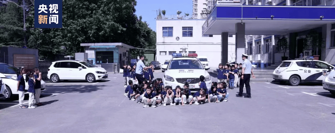 下车库不幸身亡！网友吵翻凯发app网站2岁男童地(图2)