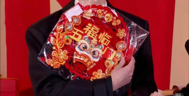 觉转200块钱被骂曾黎送袜子疑讽刺抠脚K8凯发天生赢家微博之夜交换礼物：黄(图17)