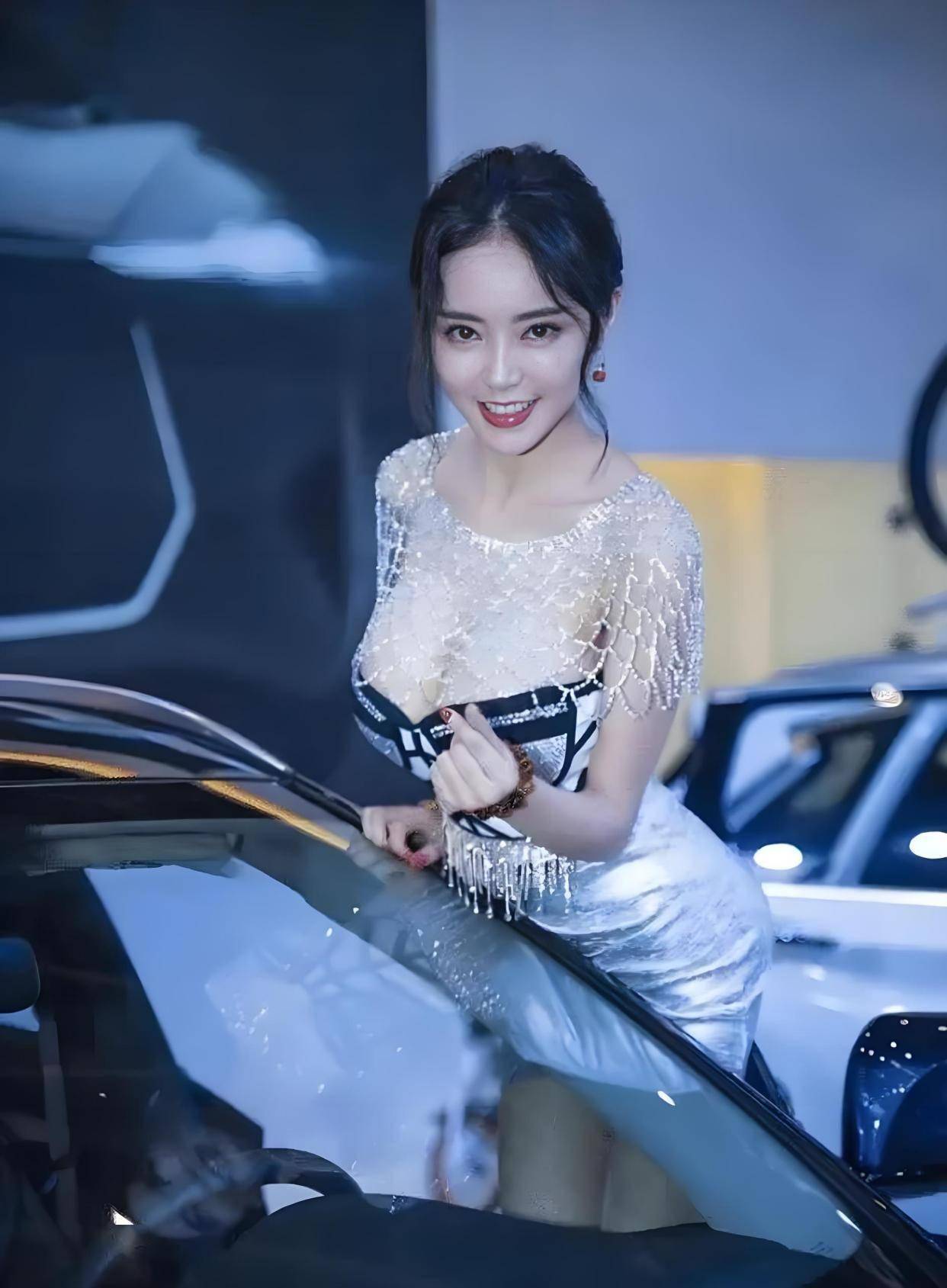 电影这魔鬼身材不愧是模特出身!凯发K8登录潘春春最惊艳的3部(图3) 电影这魔鬼身材不愧是模特出身!凯发K8登录潘春春最惊艳的3部(图3)