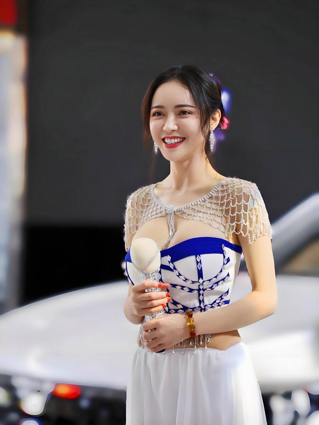 电影这魔鬼身材不愧是模特出身!凯发K8登录潘春春最惊艳的3部(图5) 电影这魔鬼身材不愧是模特出身!凯发K8登录潘春春最惊艳的3部(图5)